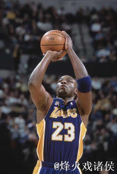 米奇全场出战16分钟，投篮10中6得到14分6篮板1助攻1抢断